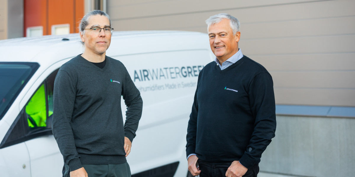 Två personer som står framför en vit bil med Airwatergreens logotyp