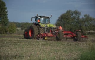 Bild av traktor som plöjer på en åker