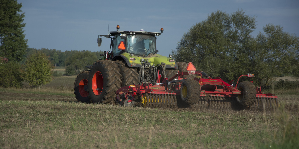 Bild av traktor som plöjer på en åker