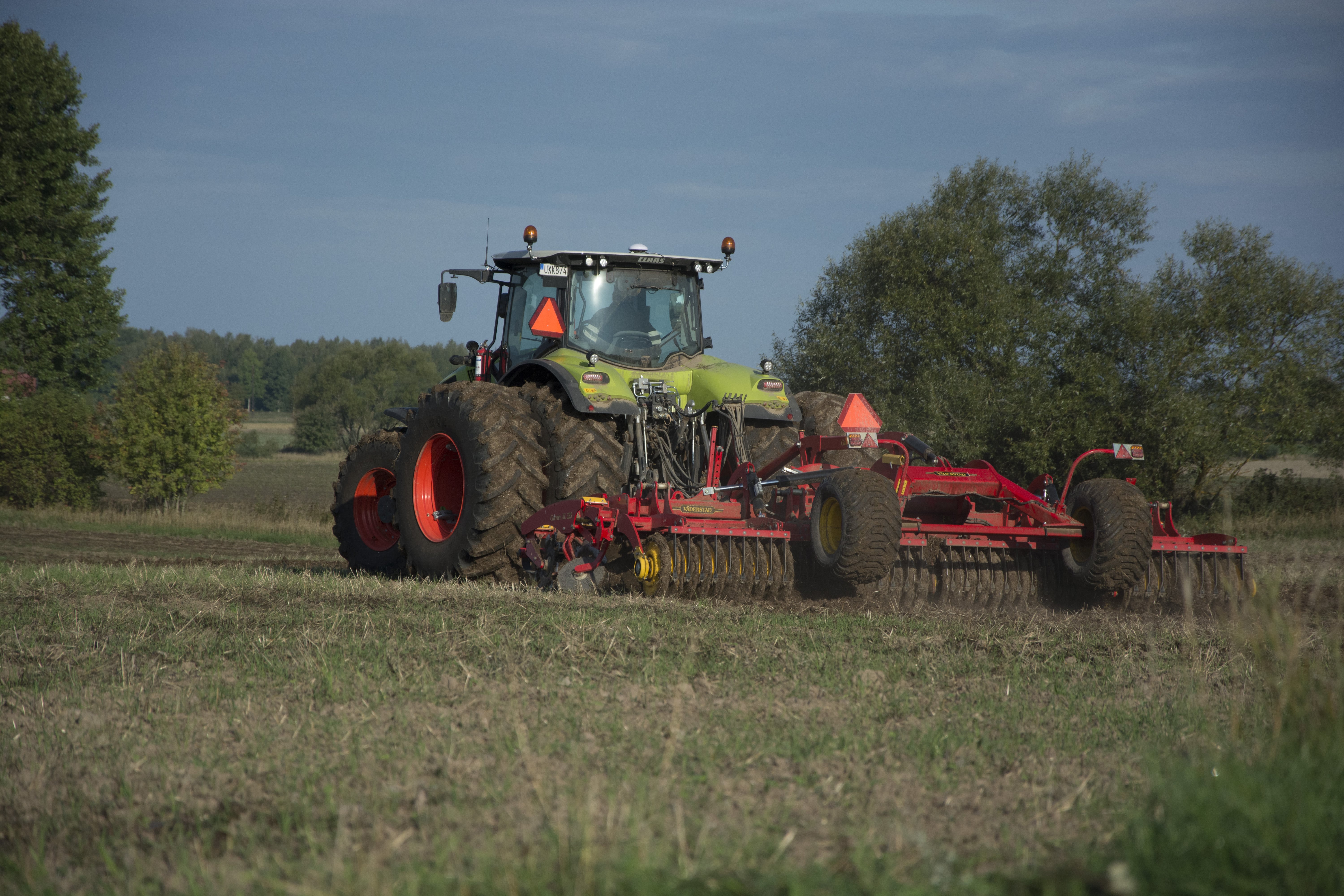 Bild av traktor som plöjer på en åker